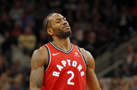 Forward Toronto Raptors, Kawhi Leonard, membantu timnya