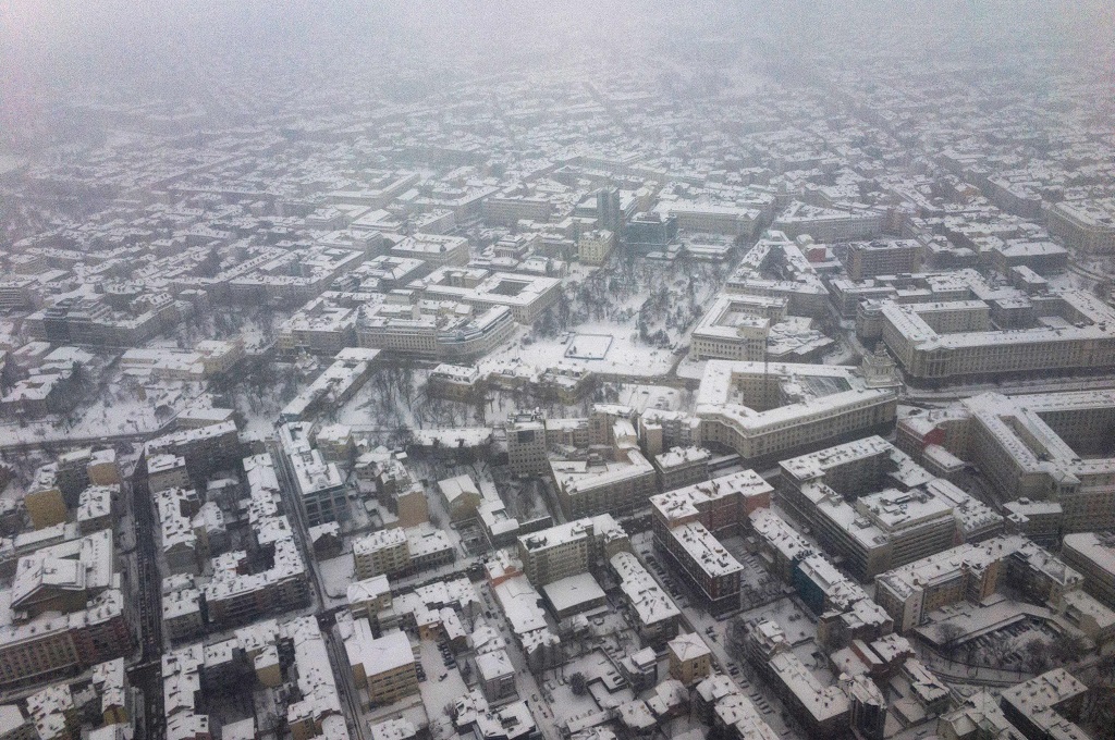 Foto udara memperlihatkan kota Sofia, Bulgaria, tertutup salju, 26 Februari 2018. (Foto: AFP/DIMITAR DILKOFF)