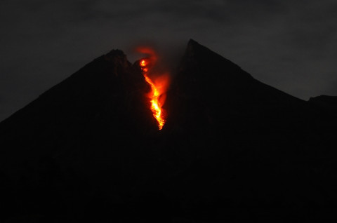 Merapi Dua Kali Muntahkan Lava Pijar