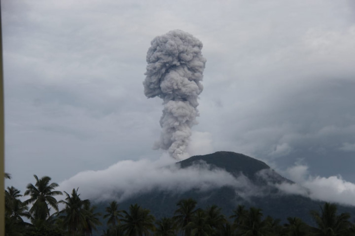 Gunung Ibu Kembali Erupsi