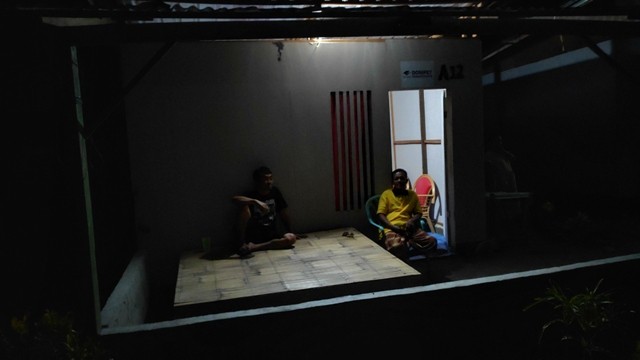 Korban Bencana Sulteng Buat Hunian dari Puing Bangunan