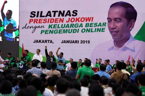 Presiden Joko Widodo (ketiga kiri) berbincang dengan pengemudi
