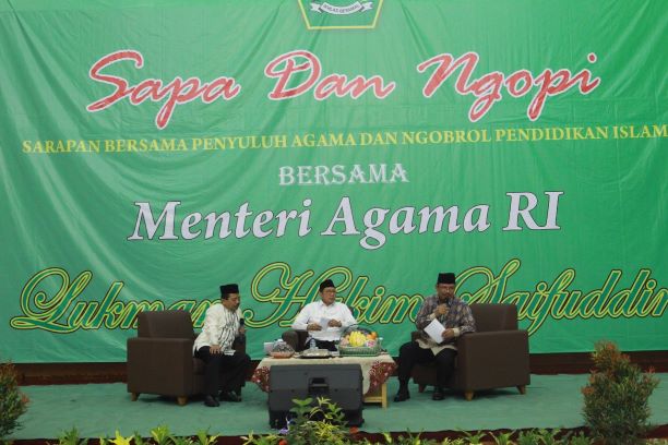 Menteri Agama, Lukman Hakim Saifuddin (tengah) saat menjadi narasumber di acara diskusi Sapa dan Ngopi, Kemenag/Humas.