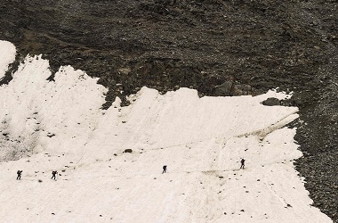 Dua Petugas Ski Tewas Terkena Ledakan di Alpen