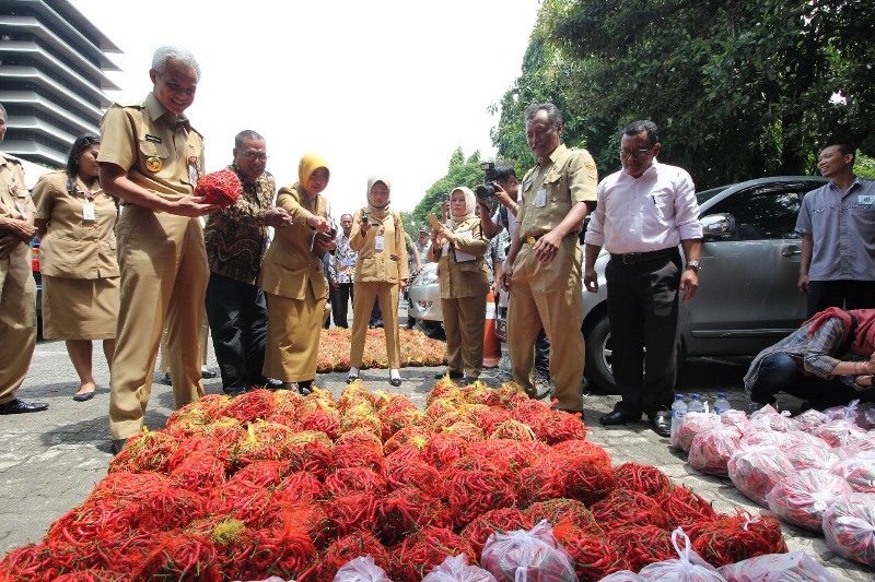 Pemerintah Provinsi Jawa Tengah melakukan intervensi atas merosotnya harga cabai di pasaran, Senin, 14 Januari 2019. Foto: Humas Pemprov Jateng.