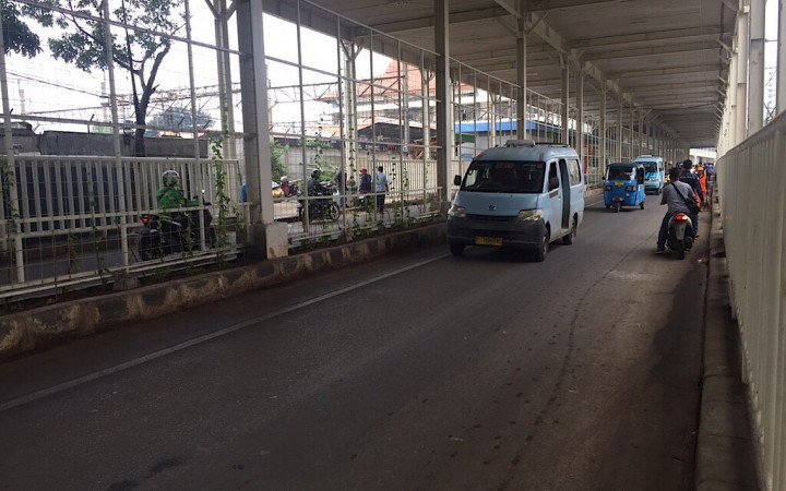 Kolong <i>Skybridge</i> Masih Dijaga Satpol PP