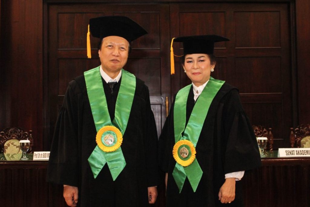 Prof.Dr.dr.c Budi Iman Santoso, Sp.OG (K), MPH (kiri) dan Prof.Dr.dr.c Ratna Sitompul, Sp.M(K) (kanan), UI/Humas.