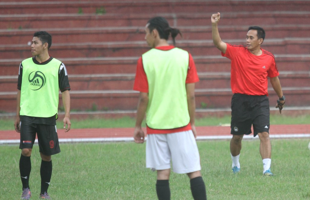 Widyantoro (kanan) saat masih menjabat sebagai pelatih Persis Solo. (Foto: ANTARA FOTO/Akbar Nugroho Gumay)