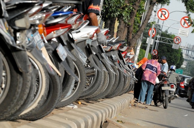 Subsidi Dicabut, ASN DKI Parkir di Trotoar