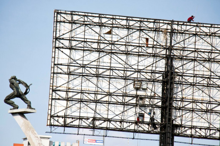 Satpol PP DKI Telah Segel 48 Papan Reklame
