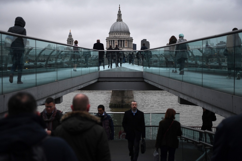 Aktivitas warga Inggris di jembatan Millenium, London, 16 Januari 2019. (Foto: AFP/PAUL ELLIS)