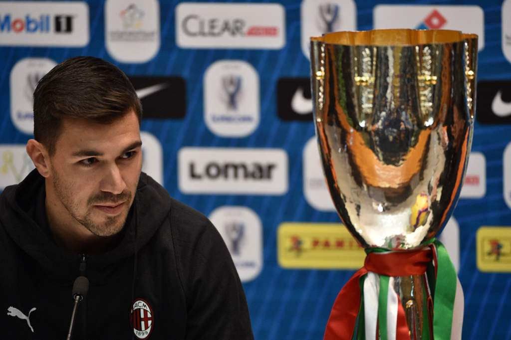 Bek sekaligus kapten tim AC Milan Alessio Romagnoli menghadiri konferensi pers jelang laga Piala Super Italia 2019 melawan Juventus di Jeddah, Arab Saudi. (Foto: Fayez Nureldine / AFP)