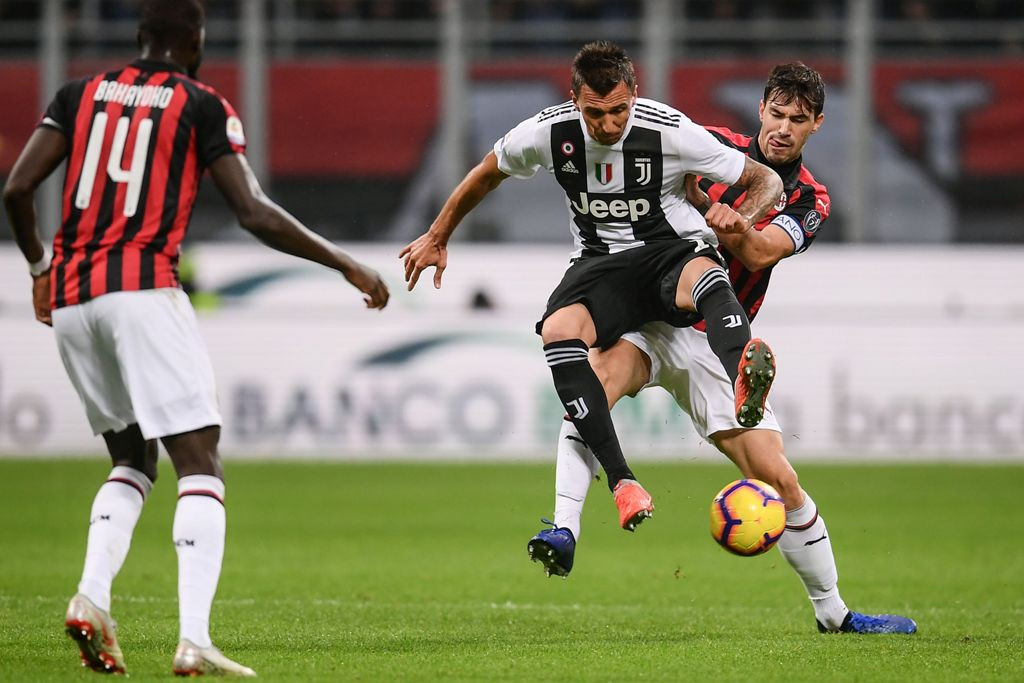 Mario Mandzukic ditempel ketat Alessio Romagnoli saat Juve mengalahkan Milan 2-0 di San Siro pada laga Serie A musim 2018-2019. (Foto: Marco BERTORELLO / AFP)