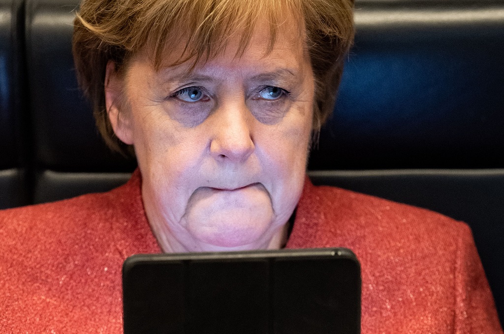 Kanselir Jerman Angela Merkel menggunakan komputer tablet saat menunggu pertemuan CDU di Berlin, 15 Januari 2019. (Foto: AFP/dpa/BERND VON JUTRCZENKA)