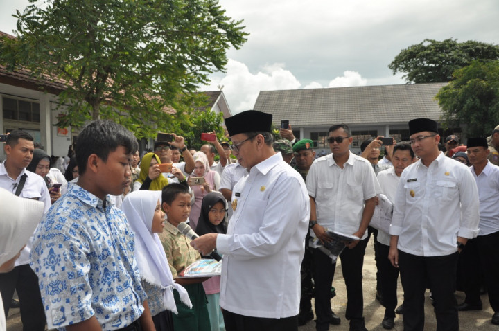 Gubernur Banten Salurkan Perlengkapan Sekolah ke Korban Tsunami
