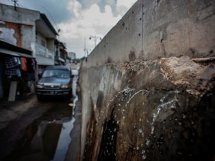 Anies Duga Kebocoran Tanggul Pantai di Muara Baru Disengaja