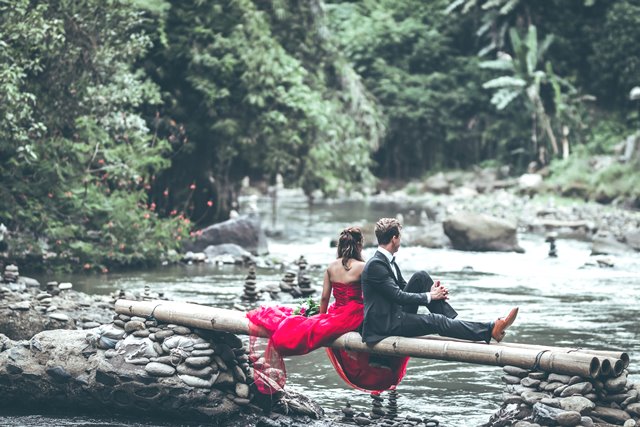 Jangan merasa malu jika Anda merasa sulit untuk jatuh cinta dengan pasangan. Berikut ini tipsnya. (Foto: Artem Bali/Unsplash.com)