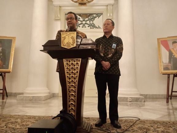 Gubernur DKI Jakarta, Anies Baswedan (kiri) saat menyampaikan sambutan didampingi Dirjen Guru dan Tenaga Kependidikan (GTK) Kemendikbud, Supriano di Balaikota, Jakarta, Medcom.id/Cindy.