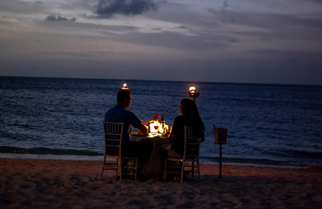 Buktikan rasa peduli Anda dengan melakukan aksi-aksi romantis yang dapat menyentuh perasaannya. (Foto: Zack Marshall/Unsplash.com)