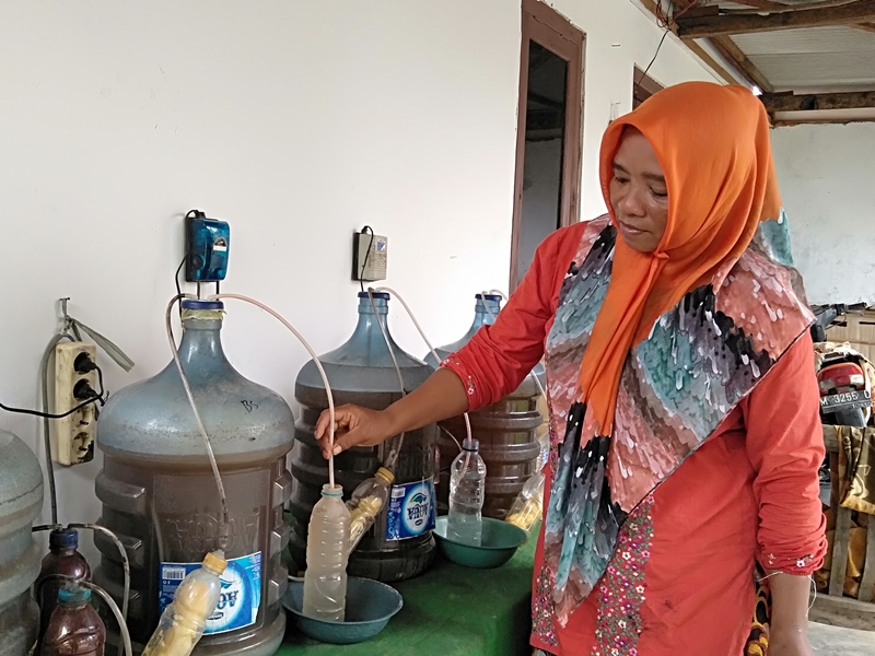 Kamilah menunjukkan proses produksi pupuk cair ramah lingkungan. Medcom.id / Rahmatullah