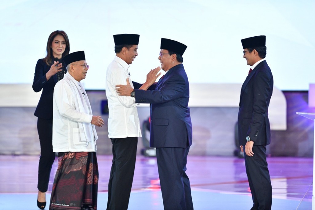 Pasangan capres-cawapres nomor urut 01 Joko Widodo (ketiga kiri) dan Ma'ruf Amin (kiri) bersalaman dengan pasangan nomor urut 02 Prabowo Subianto (kedua kanan) dan Sandiaga Uno (kanan) usai Debat Pertama Capres & Cawapres 2019--ANTARA/Sigid Kurniawan
