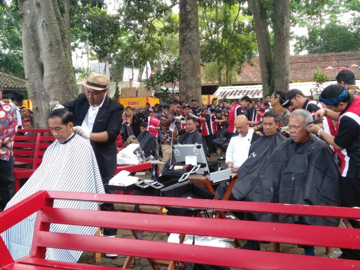 Jokowi Ajak Menteri Potong Rambut Massal