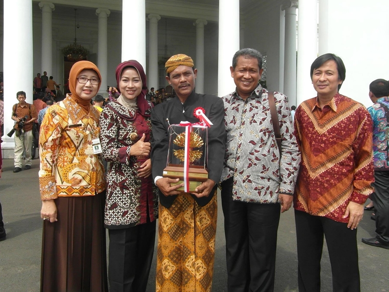 Mashadi (tengah) usai menerima kalpataru di Istana Negara, Bogor, Jawa Barat. Medcom.id/Kuntoro Tayubi