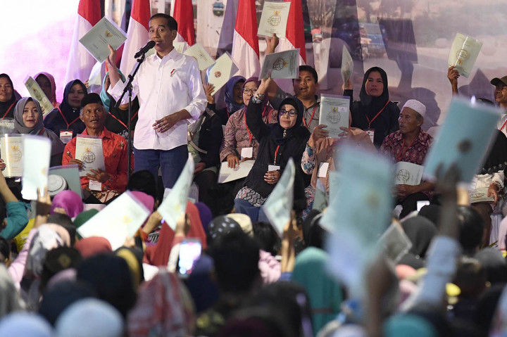 Jokowi Bagikan 6.000 Sertifikat Tanah di Garut