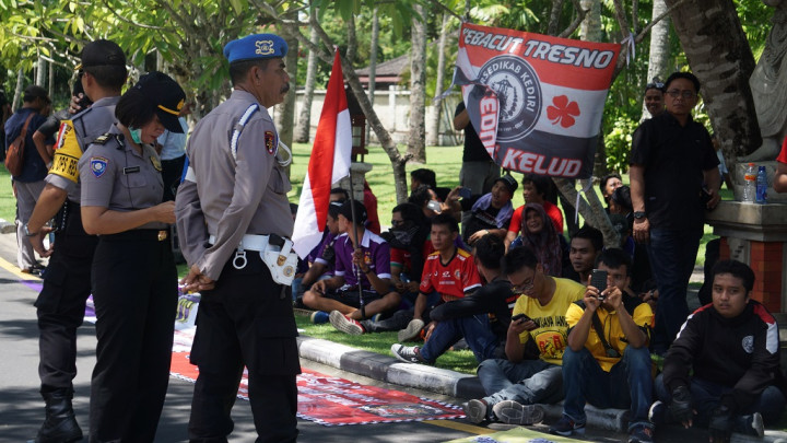 Ratusan Suporter Berdemo di Luar Lokasi Kongres PSSI