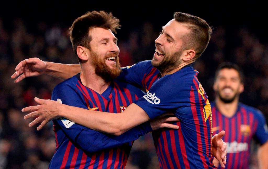 Momen penyerang Barcelona Lionel Messi (kiri) berselebrasi dengan Jordi Alba usai mencetak gol ke gawang Leganes (Foto: AFP/Josep Lago)