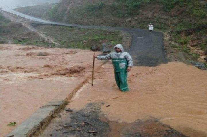 Jalan Provinsi di Banjarharjo Brebes Tertutup Material Longsor