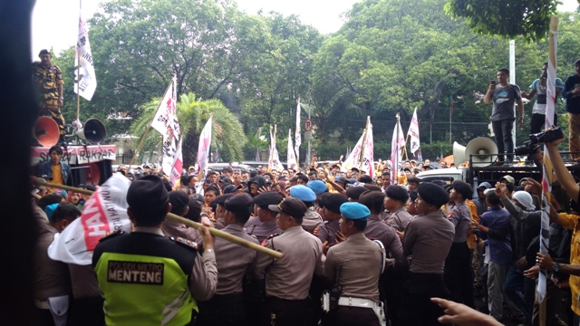 Ratusan Simpatisan Hanura Demo KPU