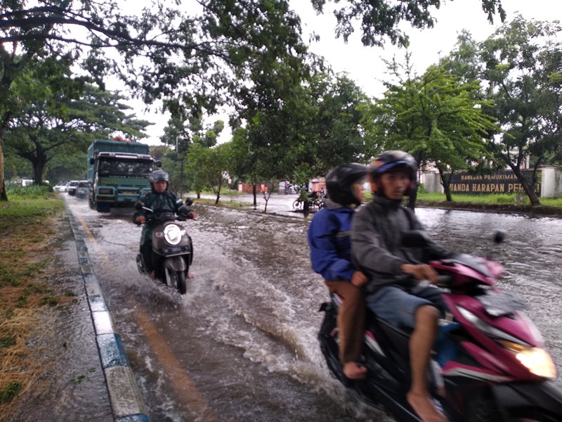 Akses Jalan Raya Juanda yang masih tergenang banjir, Senin, 21 Januari 2019. Medcom.id/ Syaikhul Hadi.
