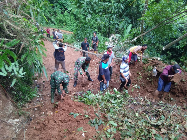 Petugas Masih Bersihkan Longsor di Banjarharjo Brebes