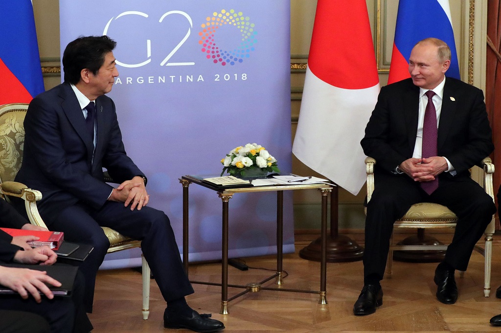 PM Jepang Shinzo Abe (kiri) bersama Presiden Rusia Vladimir Putin di Buenos Aires, Argentina, 1 Desember 2018. (Foto: AFP/Sputnik/MIKHAIL KLIMENTYEV)