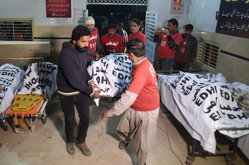 Puluhan Korban Tewas Kecelakaan Bus Pakistan Dievakuasi