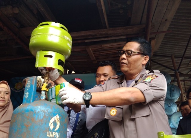 Kabid Humas Polda Metro Jaya Kombes Argo Yuwono memperlihatkan cara mengoplos elpiji - Medcom.id/Candra Yuri Nuralam. 