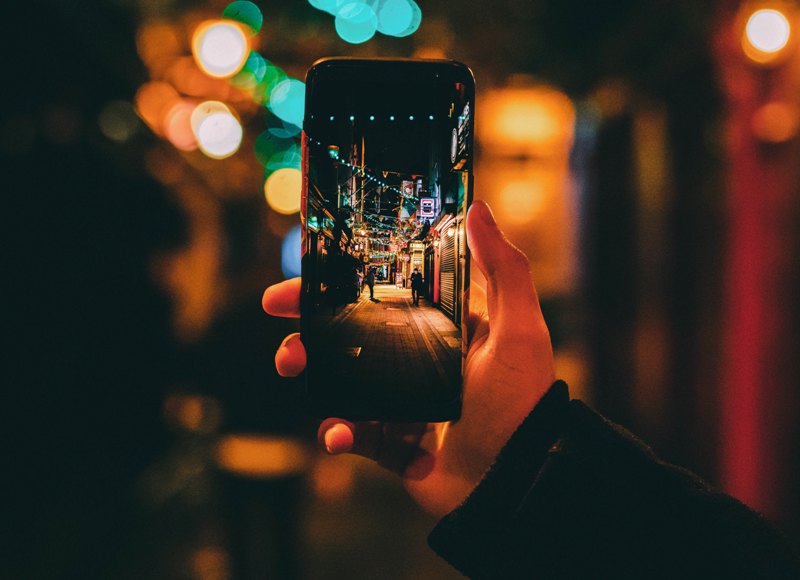 Area sendi tangan dapat menjadi tegang apabila Anda terus-menerus memegang telepon genggam. (Foto Ilustrasi: Dan Silva/Unsplash.com)