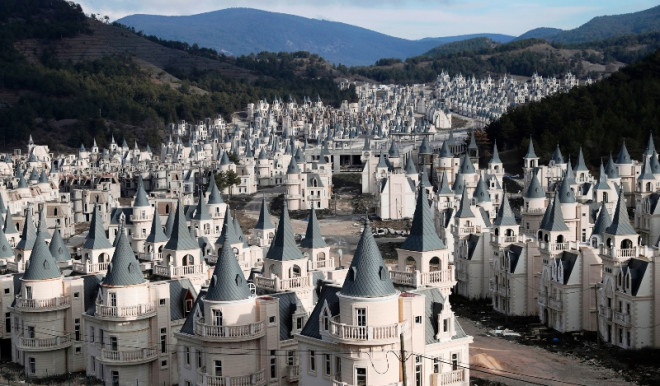 Sejak 2014, ratusan rumah tersebut ditinggalkan penghuninya ketika ekonomi Turki mengalami krisis. dezeen/Getty Images