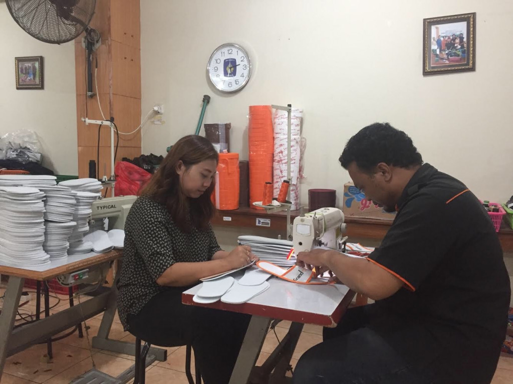 Yuni Triwijayati (kiri) salah satu pelaku UMKM sandal dan sepatu di Surabaya. Medcom.id/Amaluddin
