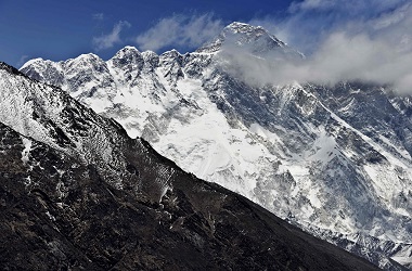 Tiongkok Batasi Jumlah Pendaki Everest Tahun Ini