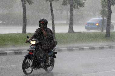 Terobos Hujan, Biker Wajib Perhatikan Hal Ini Biar Aman di Jalan
