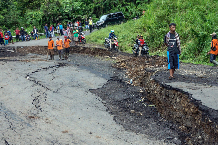 Hujan Deras, Jalan Penghubung Pekalongan-Banjarnegara Ambles