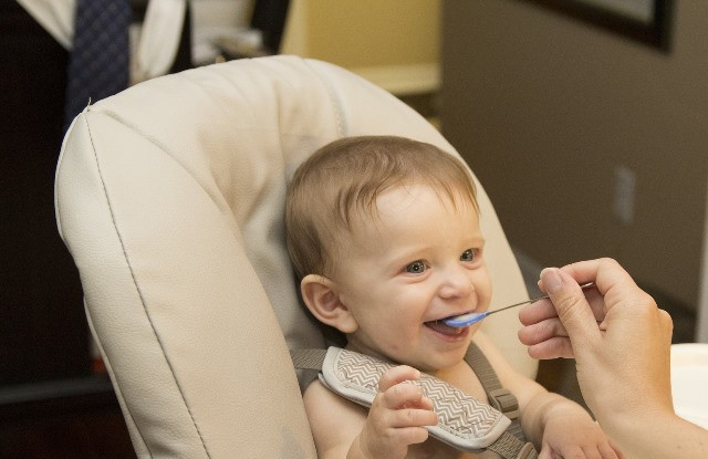 Di dua tahun pertama, anak perlu mengonsumsi asupan protein hewani mengingat kandungan asam amino esensial terlengkap. (Foto: Pixabay.com)