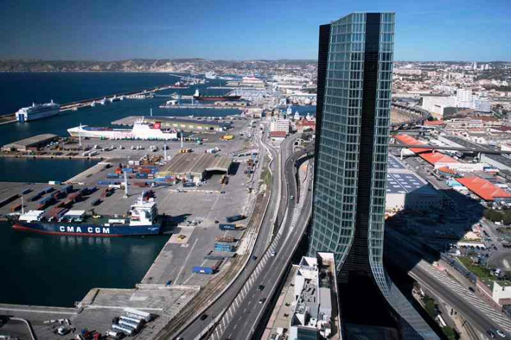 Gedung Lengkung yang 'Mencakar' Langit