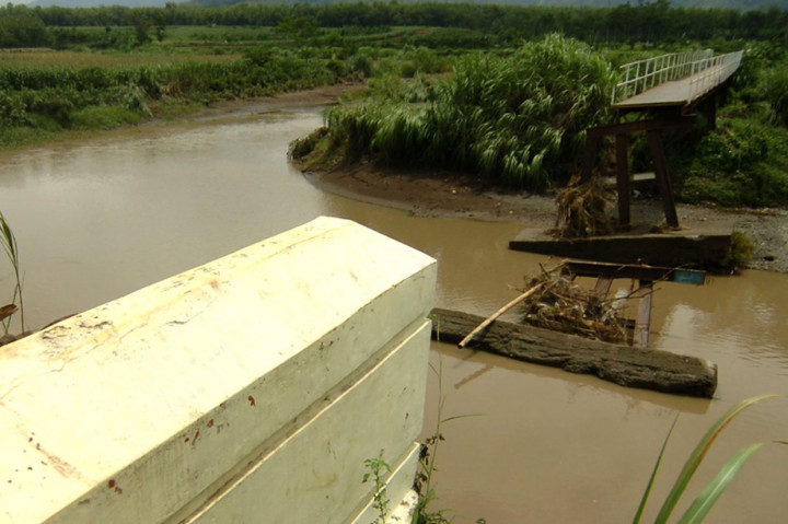 Kondisi Jembatan di Desa Wanasari Tegal yang Roboh