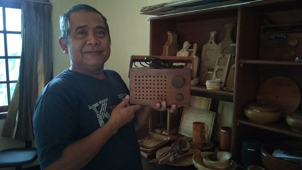 Suratimin menunjukkan hasil kerajinan radio dari tanaman hutan rakyat. Medcom.id/ Ahmad Mustaqim.