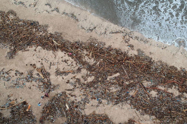 Cuaca Ekstrem, Sampah Kiriman Menumpuk di Pantai Kuta