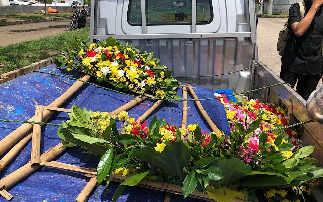 Karangan Bunga Berdatangan ke Rumah Ahok