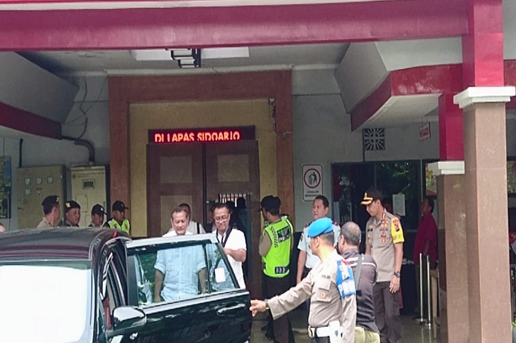 Polisi mengawal Vigit Waluyo yang dijemput dari Lapas Sidoarjo menuju Polda Jatim untuk diperiksa sebagai tersangka kasus pengaturan skor sepak bola, Kamis, 24 Januari 2019, Medcom.id - Hadi (Syaikhul Hadi)